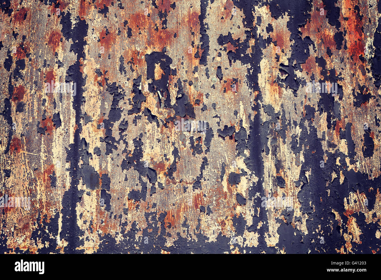 L'écaillage de la peinture aux couleurs rétro sur surface métallique, grunge background. Banque D'Images