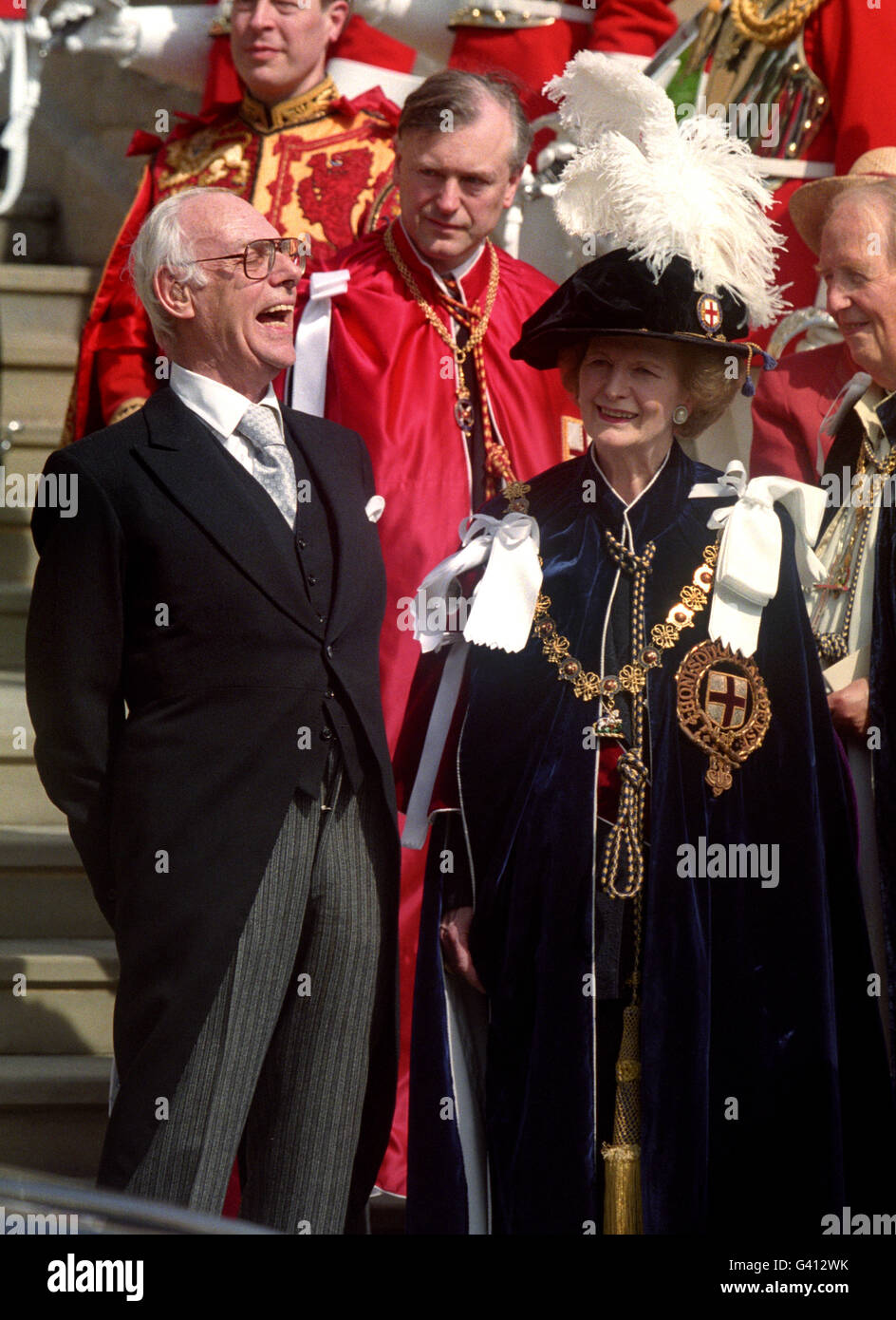 L'ancienne première ministre, Baronne Thatcher, et son mari, Denis, quittent la chapelle Saint-Georges au château de Windsor après avoir été installée comme Chevalier du Garter dans un service auquel assistaient la reine Elizabeth II et d'autres membres de la famille royale. Banque D'Images