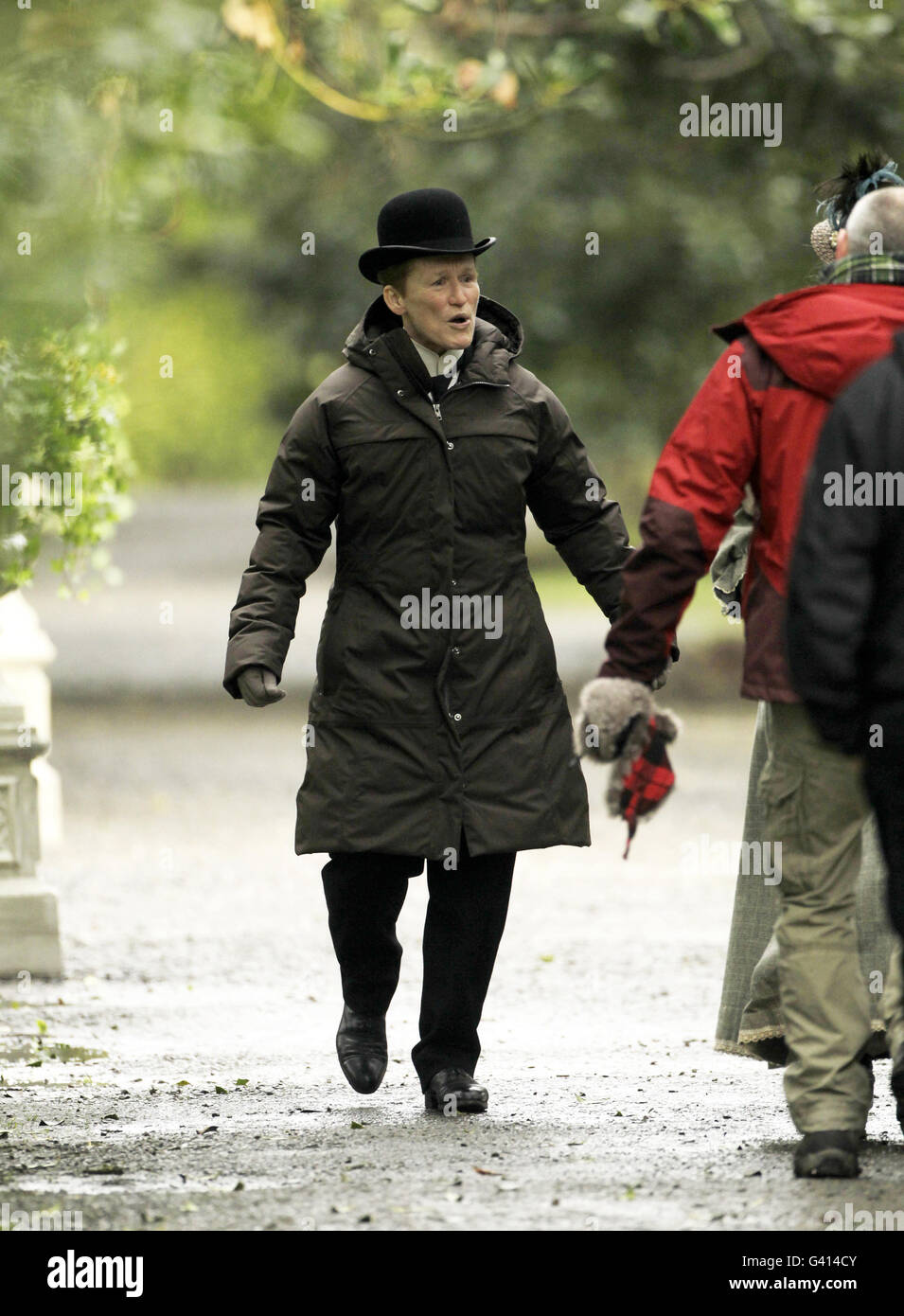 Glenn Fermer sur le set d'Albert Nobbs, dans Iveagh Gardens, Dublin. Banque D'Images