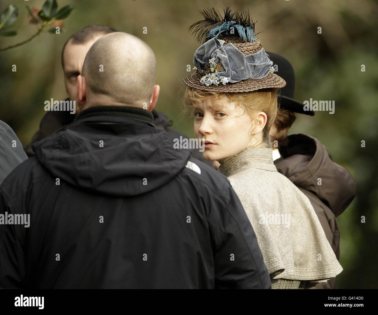 Mia Wasikowska sur le set d'Albert Nobbs, dans les jardins d'Iveagh, Dublin. Banque D'Images