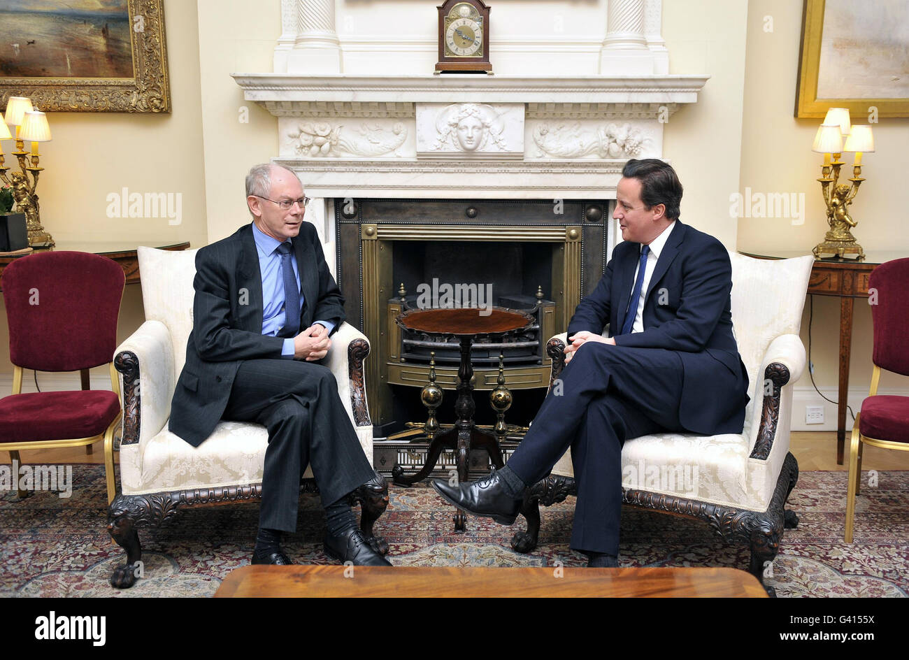 Le Premier ministre David Cameron (à droite) s’entretient avec le président du Conseil européen Herman Van Rompuy à Downing Street, Londres. Banque D'Images