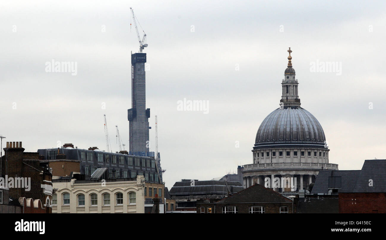 Le gratte-ciel de Shard est en construction derrière la cathédrale St Pauls, sur la ligne d'horizon de Londres. Banque D'Images