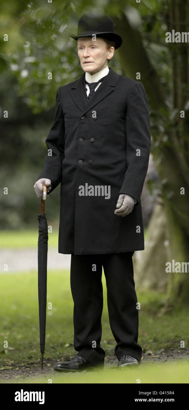 Glenn Fermer sur le set d'Albert Nobbs, dans Iveagh Gardens, Dublin. Banque D'Images