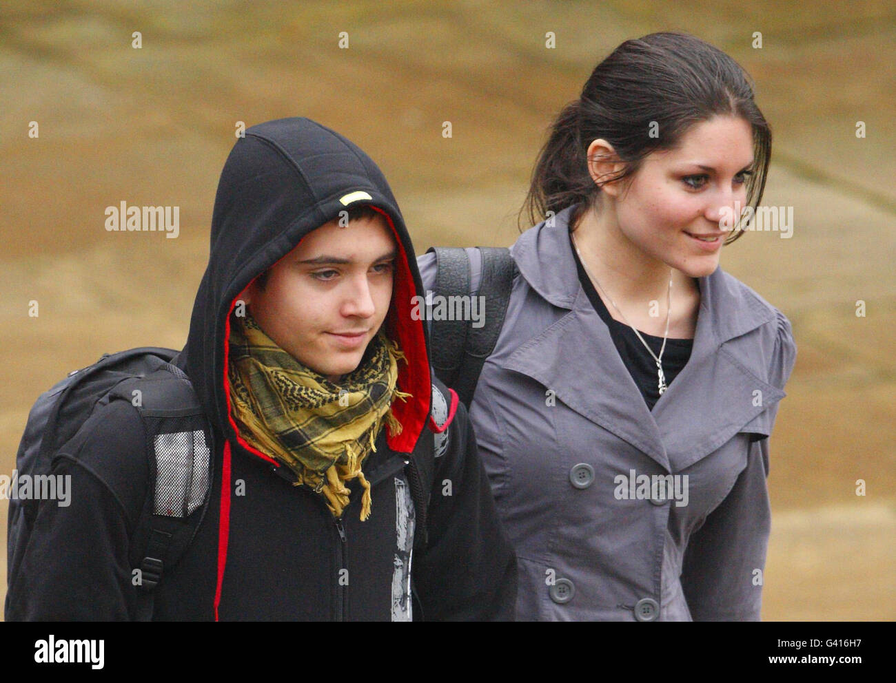 Les militants des droits des animaux Christopher Potter, 20 ans, et Maria Neal, 19 ans, tous deux originaires de Warwickshire arrivent au tribunal de la Couronne de Winchester pour être condamnés après avoir plaidé coupable de complot en vue de causer des dommages criminels en 2008 à quatre succursales de la Barclays Bank. Banque D'Images