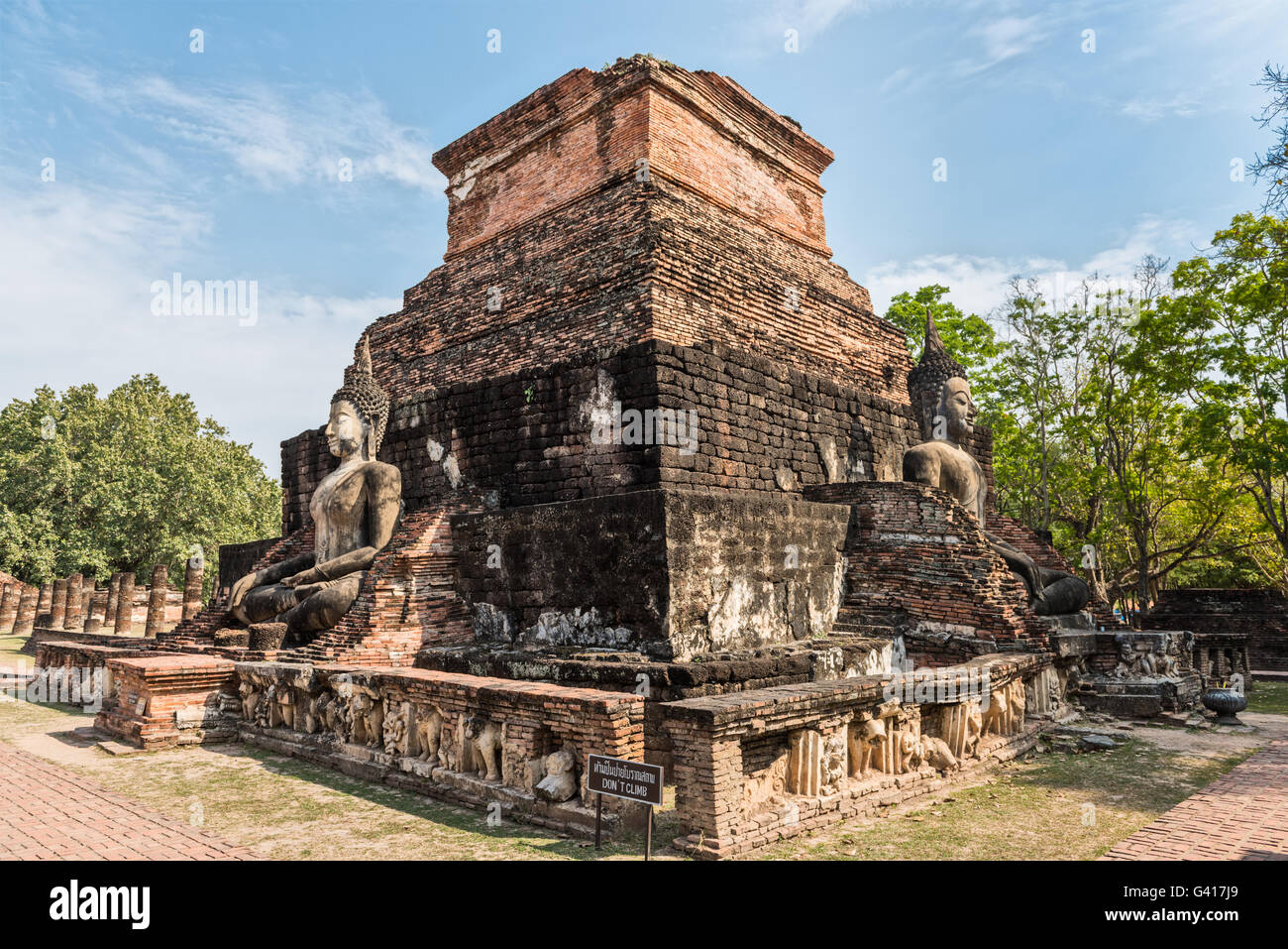 Ruines d'un temple avec des statues de Bouddha dans le parc historique de Sukhothai, Thaïlande Banque D'Images
