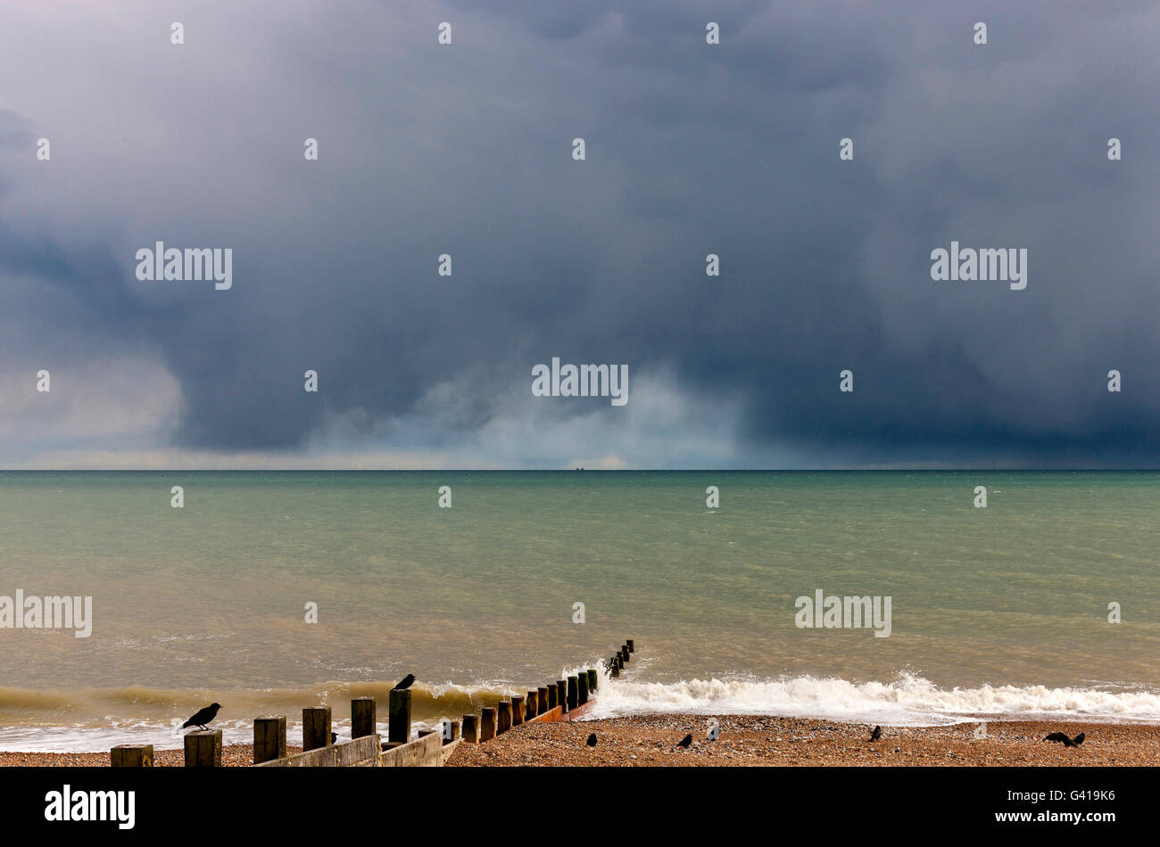 Pluie nuages sombres sur la plage de Littlehampton West Sussex Banque D'Images