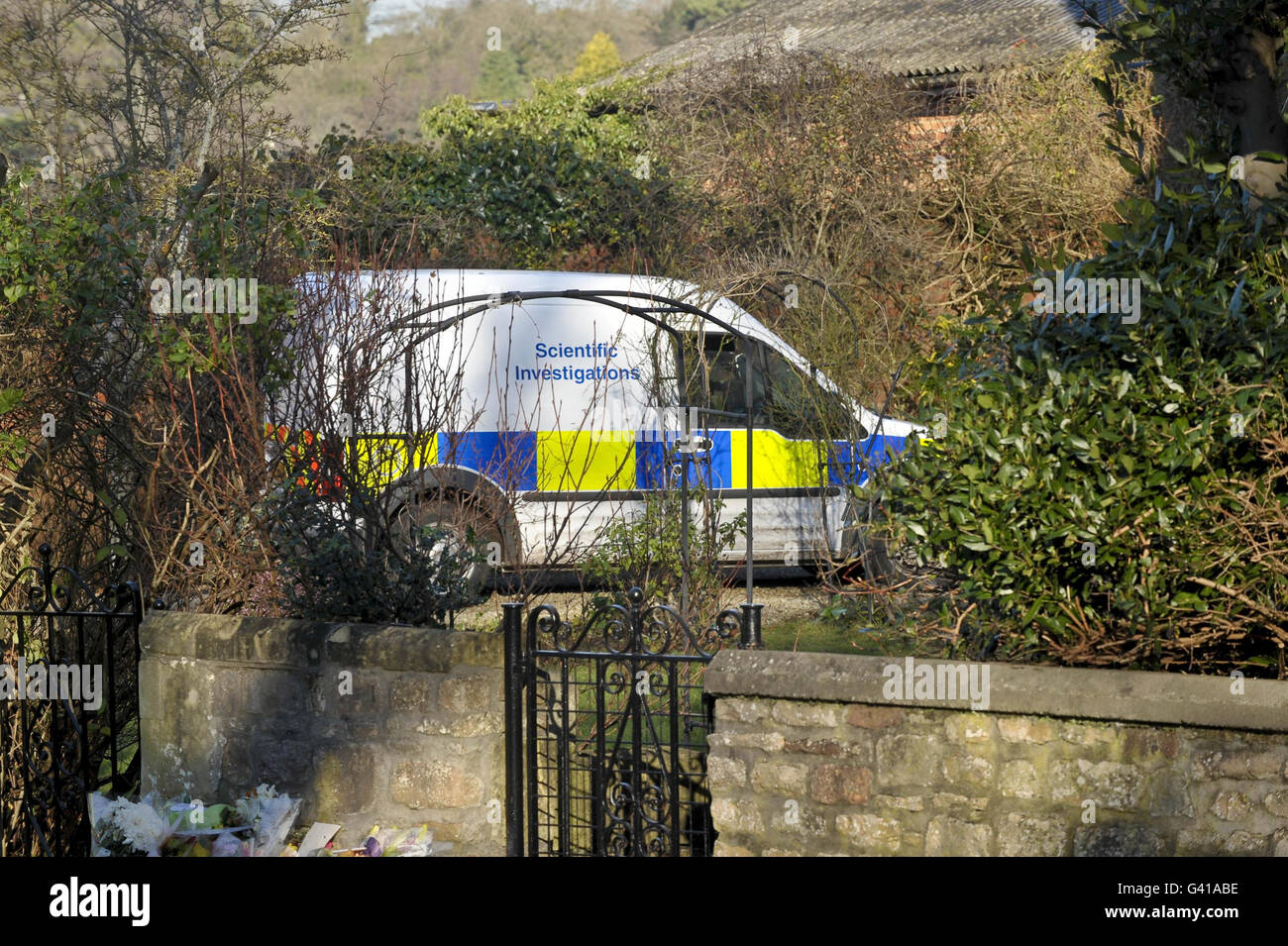 Un véhicule des enquêtes scientifiques de la police arrive à l'extérieur de l'appartement où Joanna Yeates habitait sur Canynge Road, qui a été fermé, à Bristol, après qu'un homme de 32 ans ait été arrêté pour suspicion de son meurtre aujourd'hui. Banque D'Images