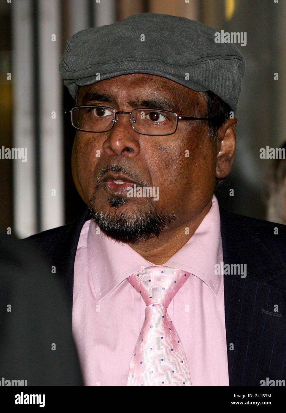 Le père Abdul Azad quitte le tribunal de la Couronne de Manchester, où ...