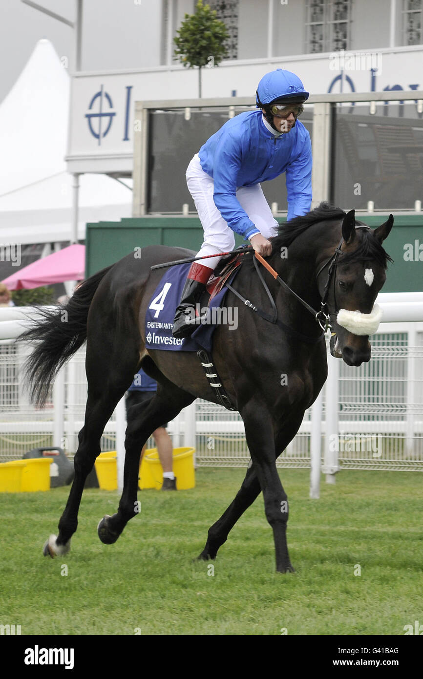 Courses hippiques - le Festival Investec Derby - Ladies Day - Hippodrome d'Epsom. Hymne de l'est monté par Frankie Dettori Banque D'Images