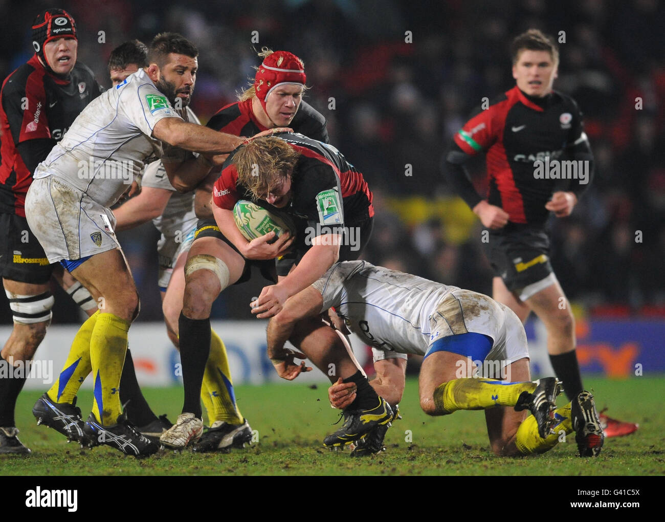 Le Rhys Gill de Saracen est attaqué par Lionel Faure d'ASM Clermont Auvergne et Alexandre Audebert lors du match de la coupe Heineken à Vicarage Road, Londres. Banque D'Images