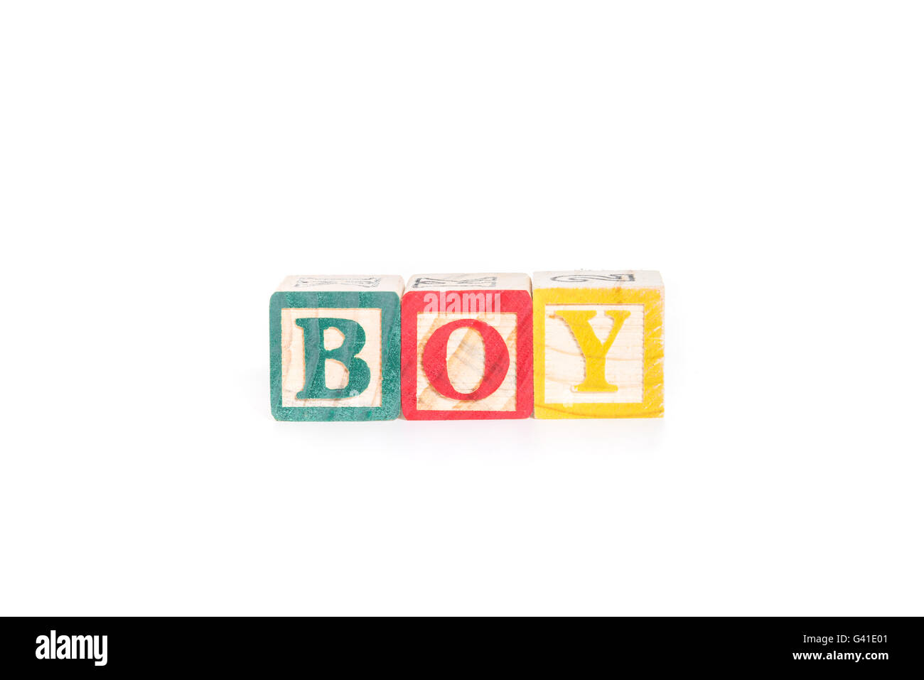 Garçon avec alphabet coloré blocs sur fond blanc Banque D'Images