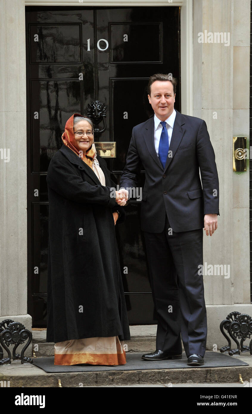 Le Premier ministre David Cameron salue le Premier ministre du Bangladesh, Sheikh Hasina, avant une réunion au 10 Downing Street dans le centre de Londres. Banque D'Images