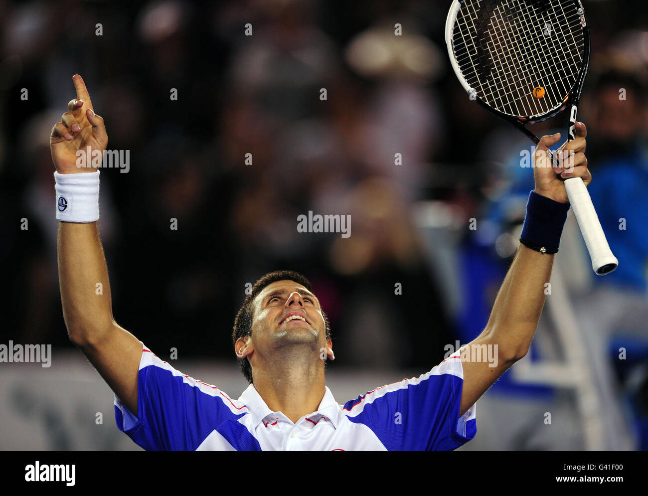 Le Novak Djokovic de Serbie célèbre la défaite de Roger Federer de Suisse au cours du onze jour de l'Open d'Australie 2011 au Melbourne Park à Melbourne, en Australie. Banque D'Images