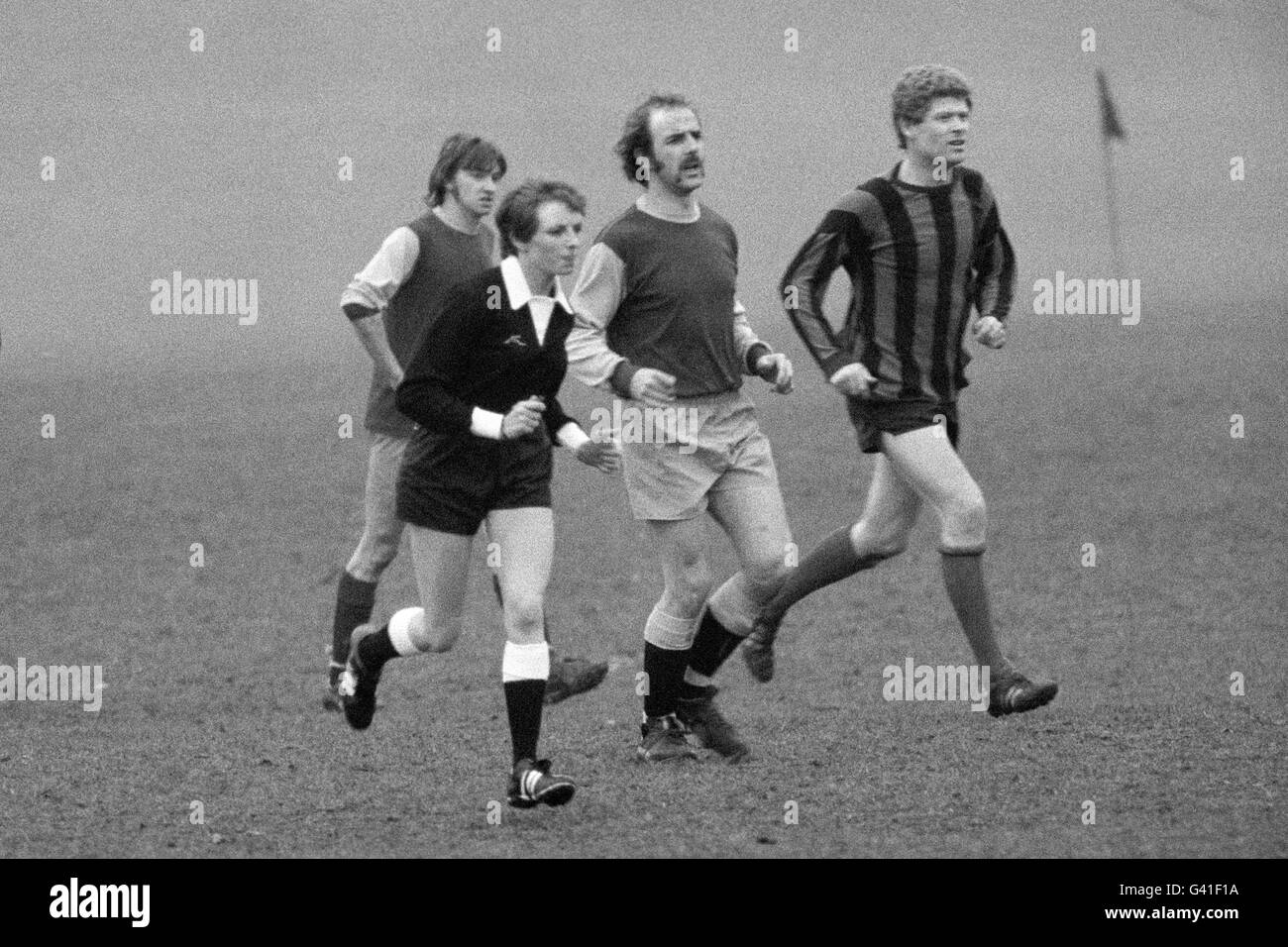 Femme au foyer Jenny Bazely pendant le match de football masculin à Lloyd Park, Croydon, quand elle a pris en charge le match entre Croydon Old Boys et Saints Athletic.L'Association du football refuse de reconnaître Jenny comme arbitre. Banque D'Images