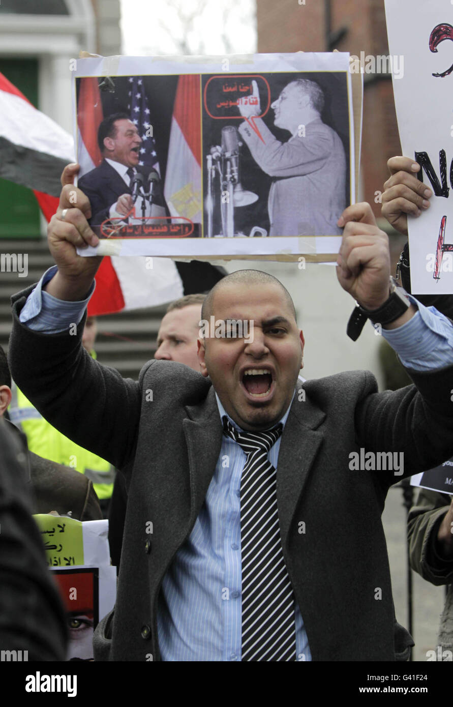 Les manifestants se rassemblent devant l'ambassade d'Égypte à Dublin, pour manifester leur solidarité avec des milliers d'activistes anti-gouvernementaux au Caire et dans d'autres villes. Banque D'Images