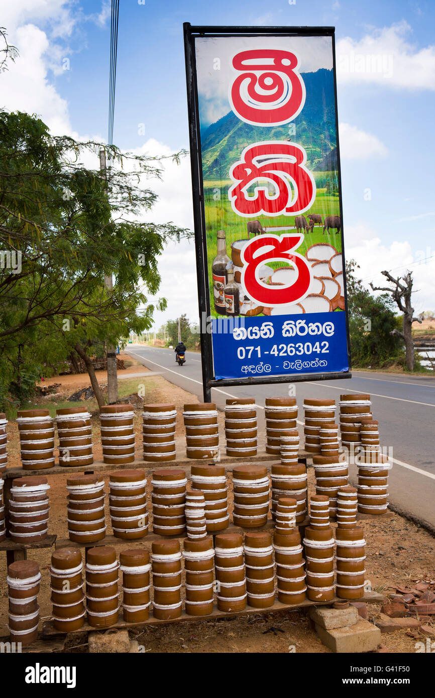 Sri Lanka, Weligatta, buffalo curd stall à côté de route A2 à Hambantota, publicité avec des pots de lait caillé Banque D'Images