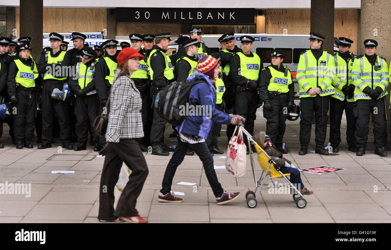 Une longue ligne de policiers se trouve devant la Millbank Tower, où ils ont été des émeutes et des destructions à grande échelle l'année dernière, alors qu'une démo étudiante passe cet après-midi dans le centre de Londres à Westminster. Banque D'Images