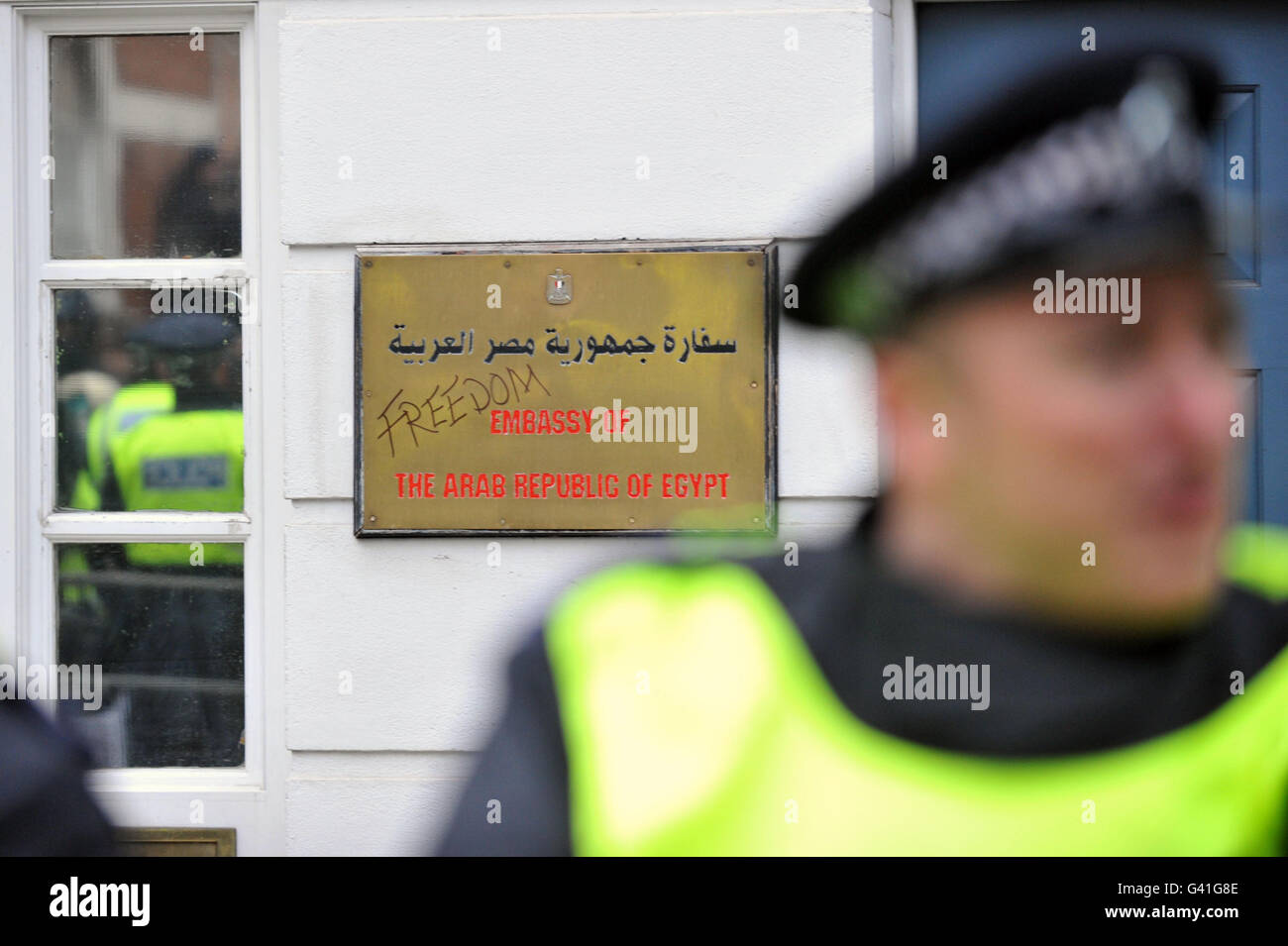 Graffitis sur le panneau devant l'ambassade d'Égypte, à Londres, alors que les manifestants se sont rassemblés devant l'ambassade, pour montrer leur soutien après le soulèvement en Égypte. Banque D'Images