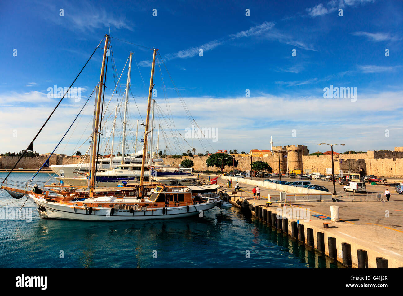 Kolona Harbour à Rhodes avec les yachts et Marine Gate de la fortification médiévale. Banque D'Images