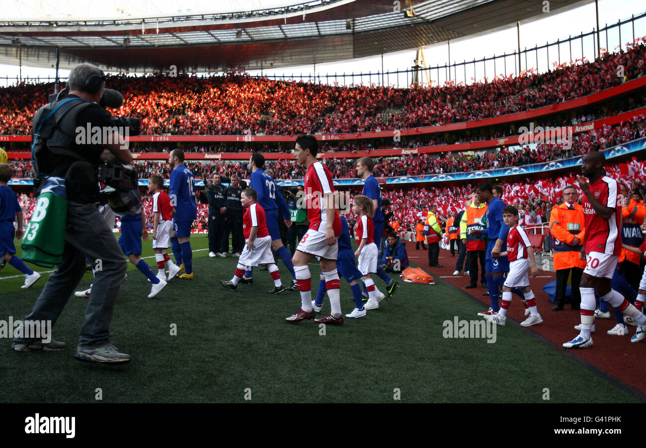 Football - UEFA Champions League - semi final - second Leg - Arsenal v Manchester United - Emirates Stadium. Les joueurs sortent du tunnel avant de partir Banque D'Images