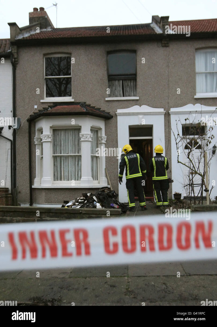 Vue générale de la scène d'un incendie à Eltham, au sud-est de Londres où un homme est mort et un autre a été grièvement blessé dans un incendie à la maison ce matin. Banque D'Images