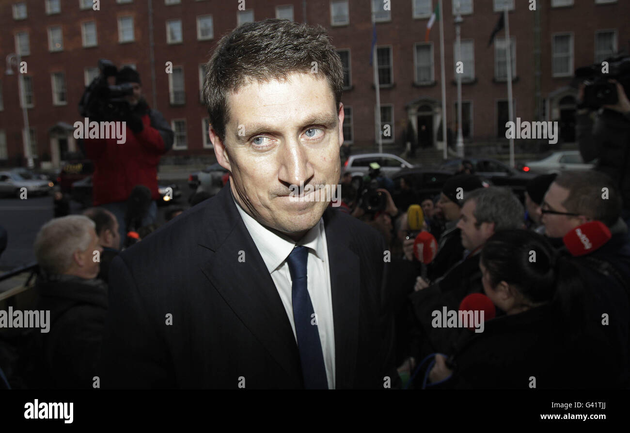 Eamon Ryan, porte-parole du Parti vert pour les finances, entre au département des finances de Merrion Row à Dublin, pour des discussions sur l'avenir du projet de loi de finances du gouvernement. Banque D'Images