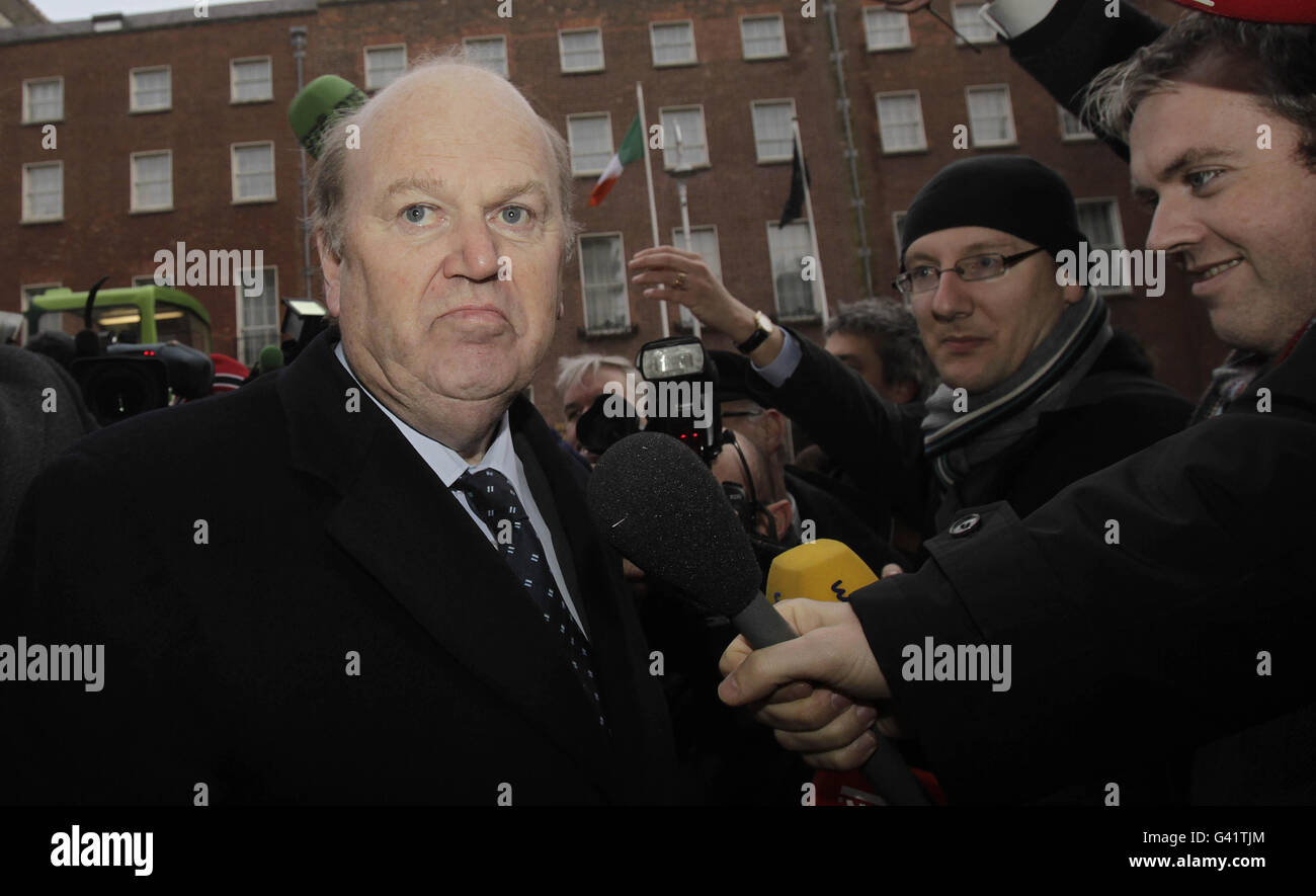Michael Noonan, porte-parole de Fine Gael Finance, entre au département des finances de Merrion Row à Dublin pour des discussions sur l'avenir du projet de loi de finances du gouvernement. Banque D'Images