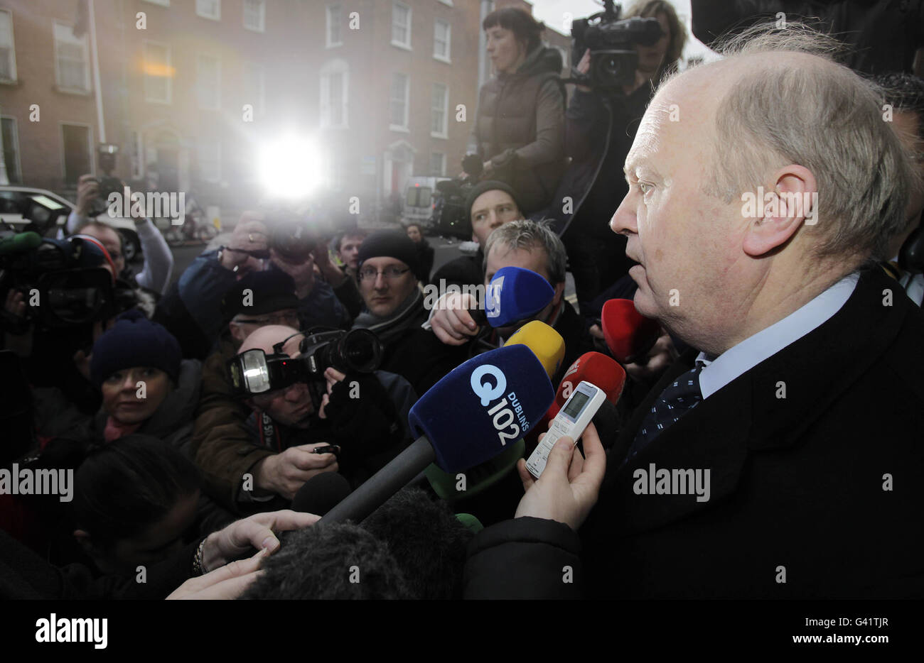 Michael Noonan, porte-parole de Fine Gael Finance, entre au département des finances de Merrion Row à Dublin pour des discussions sur l'avenir du projet de loi de finances du gouvernement. Banque D'Images