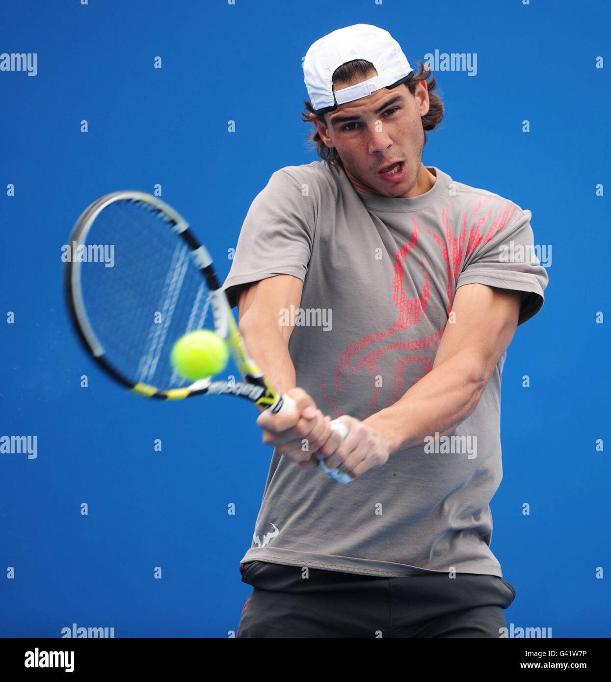 Rafael Nadal, en Espagne, s'entraînant sur les courts extérieurs lors de la neuf journée de l'Open d'Australie de 2011 au Melbourne Park à Melbourne, en Australie. Banque D'Images