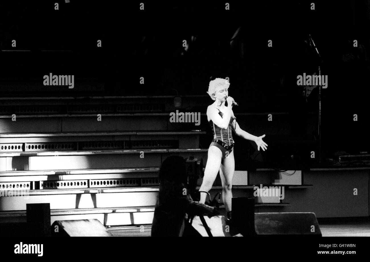 Musique - Madonna 'Who's that Girl World Tour' - Leeds.Madonna se produit sur scène dans le cadre de son « Who's that Girl World Tour » à Roundhay Park, Leeds Banque D'Images