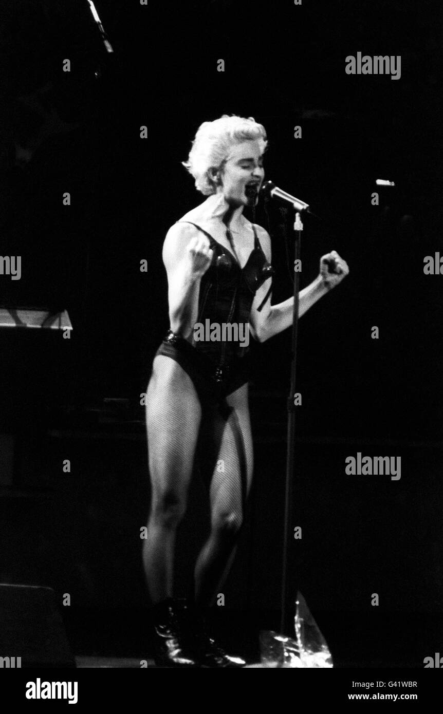 Madonna se produit sur scène dans le cadre de son « Who's that Girl World Tour » à Roundhay Park, Leeds Banque D'Images