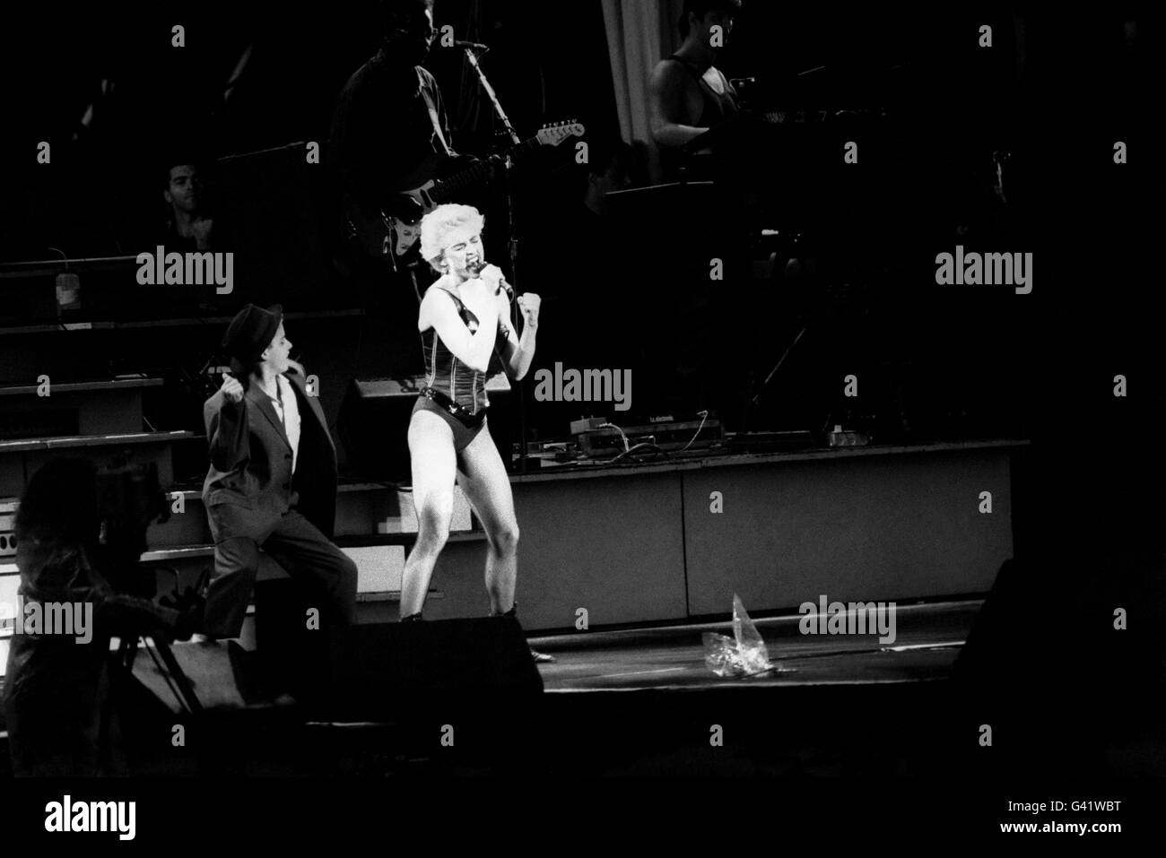 Madonna se produit sur scène dans le cadre de son « Who's that Girl World Tour » à Roundhay Park, Leeds Banque D'Images