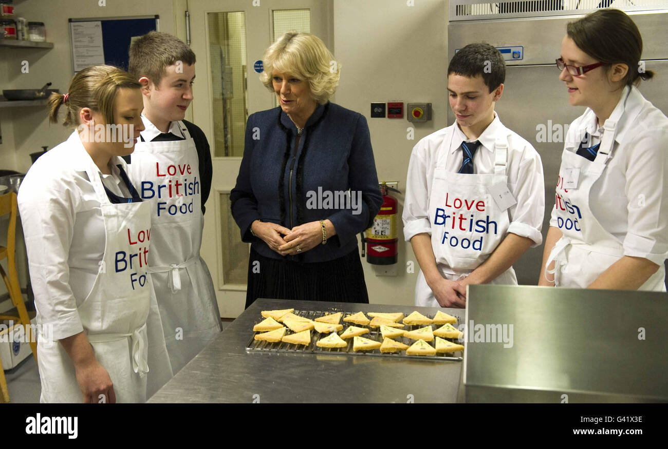 La duchesse de Cornwall avec des élèves de Northfield Academy Aberdeen les gagnants du British Food quinzaine Secondary School Competition pendant qu'ils préparent un repas pour elle et les invités dans le cadre de leur prix à Clarence House, Londres. Banque D'Images