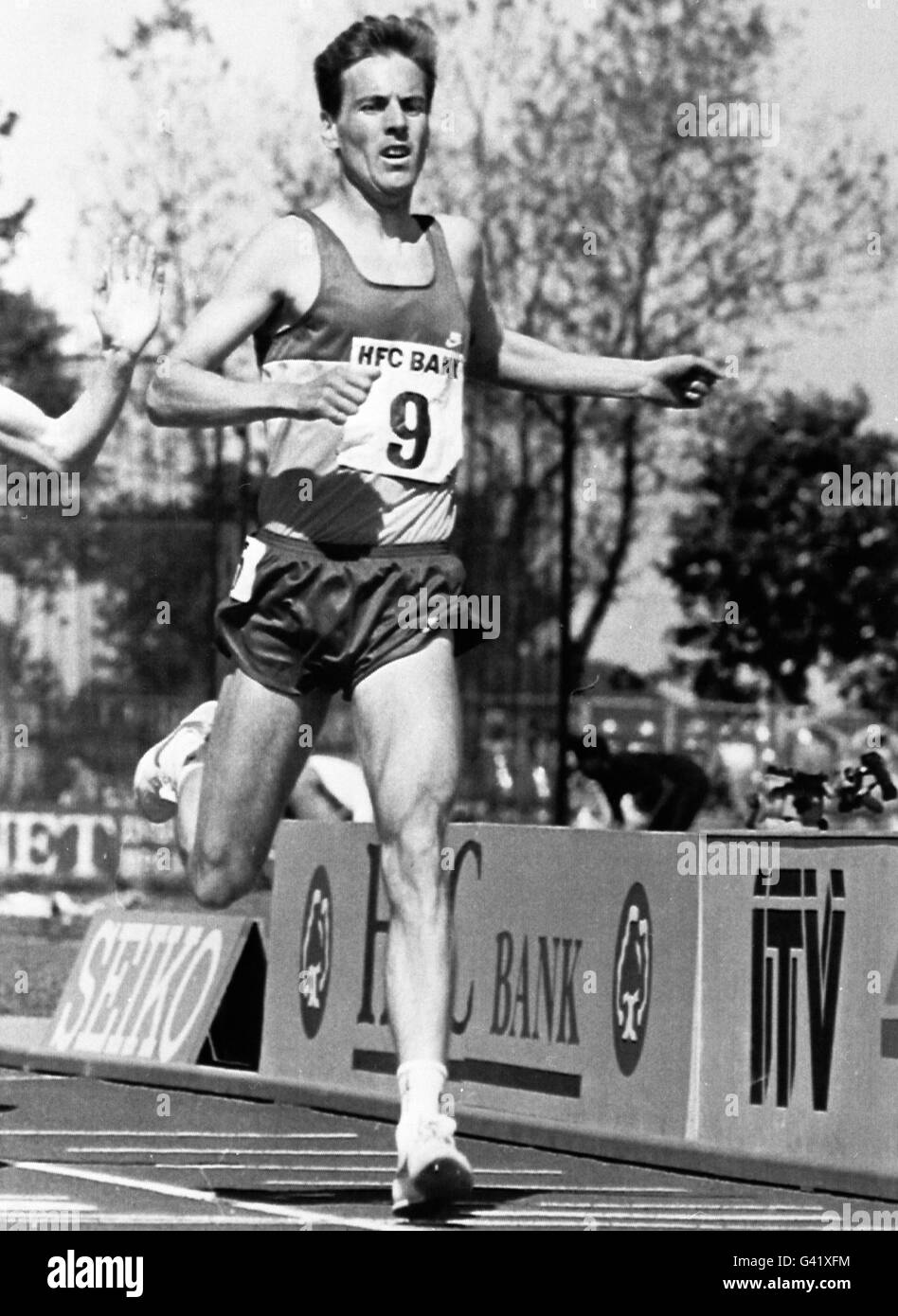 Steve Crabb (Borough of Enfield Harriers) franchit la ligne pour gagner les 1,500 mètres en trois minutes 42.65 secondes aux championnats d'athlétisme de la banque HFC au Royaume-Uni à Jurow. Banque D'Images