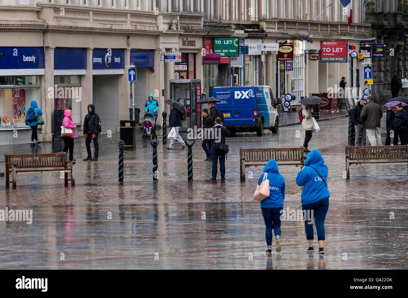 Tayside, Dundee, Ecosse, Royaume-Uni. Le 17 juin 2016. Météo France : la vie de tous les jours continue malgré une semaine de pluie constante à Dundee. Imperméables et brollies car les gens à l'abri du froid et humide météo Juin. Credit : Dundee Photographics / Alamy Live News Banque D'Images