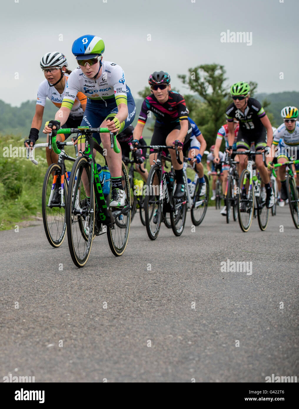 L'Aviva féminin winds son chemin à travers la région vallonnée des ruelles du Derbyshire Peak District. Le Derbyshire, Royaume-Uni. 17 Juin 2016 Banque D'Images