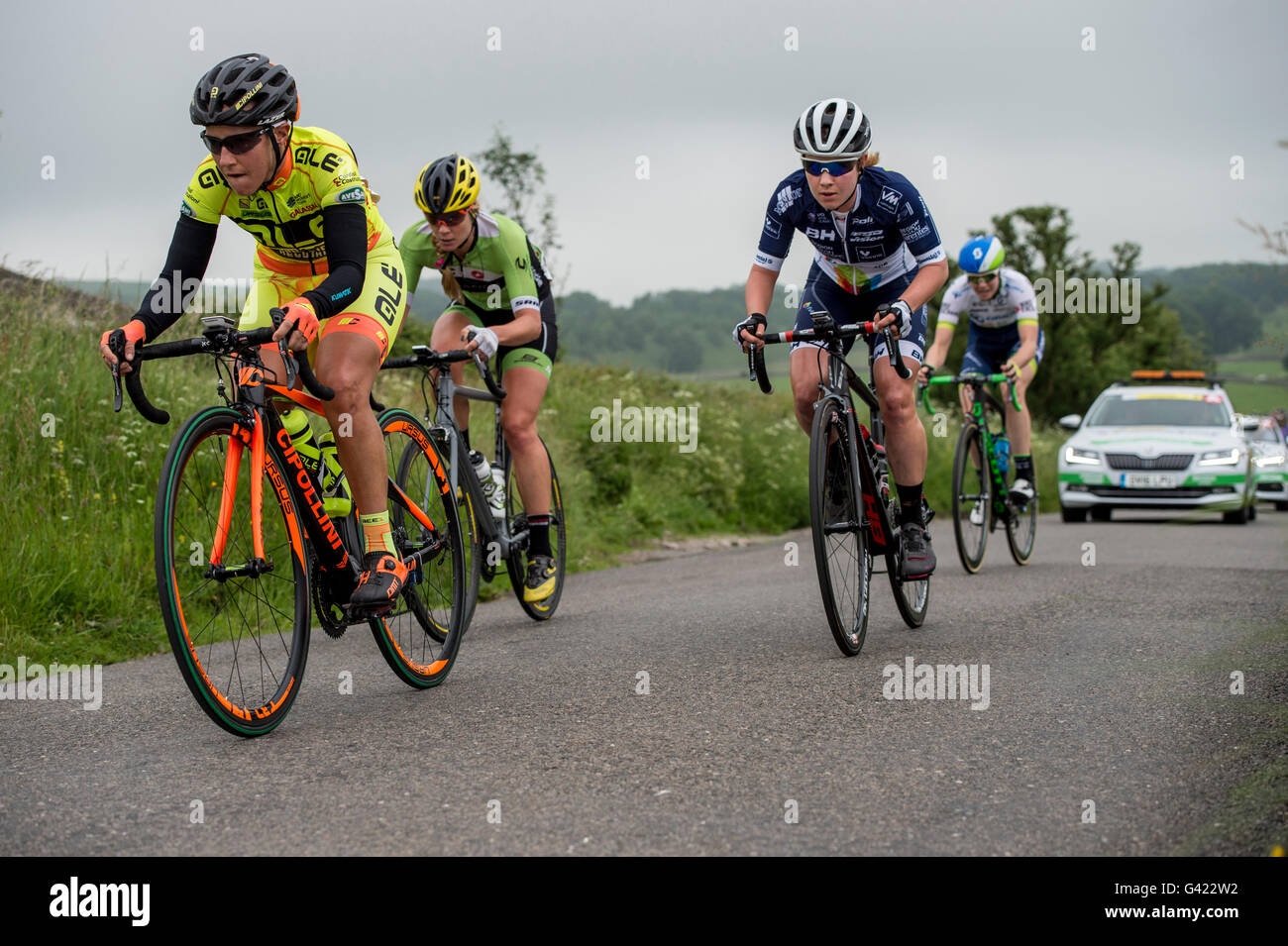 L'Aviva féminin winds son chemin à travers la région vallonnée des ruelles du Derbyshire Peak District. Le Derbyshire, Royaume-Uni. 17 Juin 2016 Banque D'Images