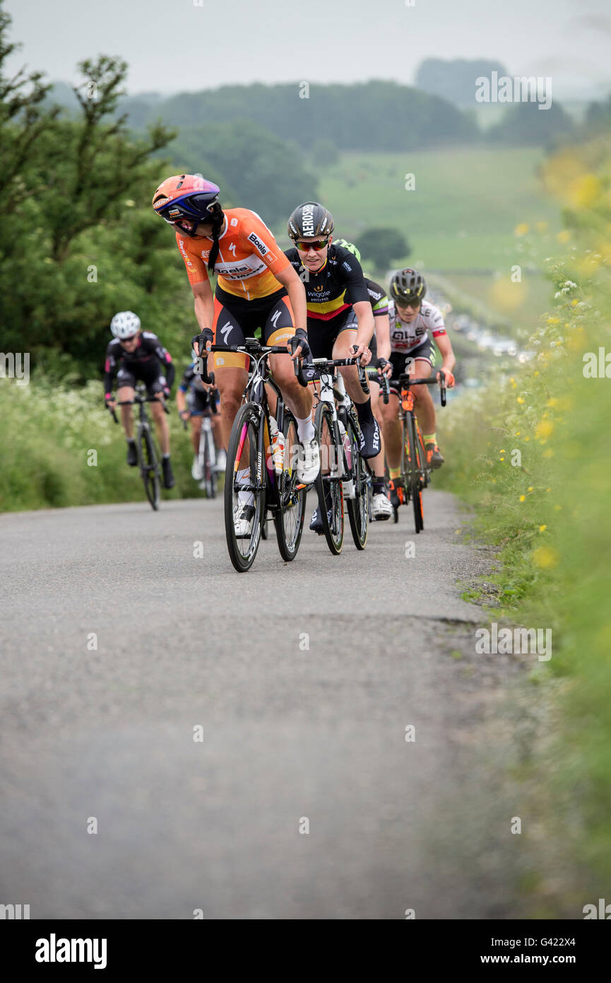L'Aviva féminin winds son chemin à travers la région vallonnée des ruelles du Derbyshire Peak District. Le Derbyshire, Royaume-Uni. 17 Juin 2016 Banque D'Images