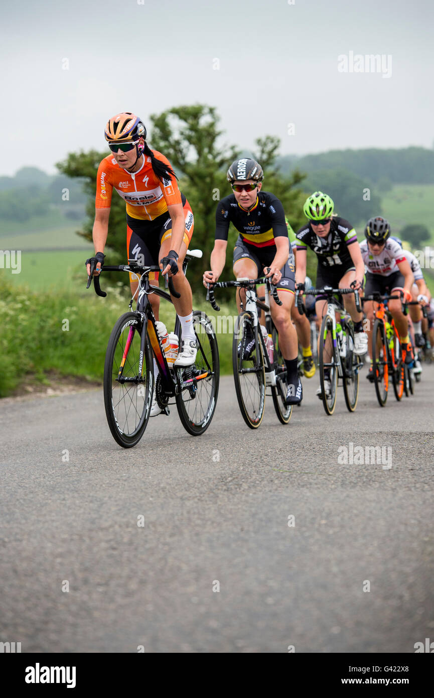 L'Aviva féminin winds son chemin à travers la région vallonnée des ruelles du Derbyshire Peak District. Le Derbyshire, Royaume-Uni. 17 Juin 2016 Banque D'Images