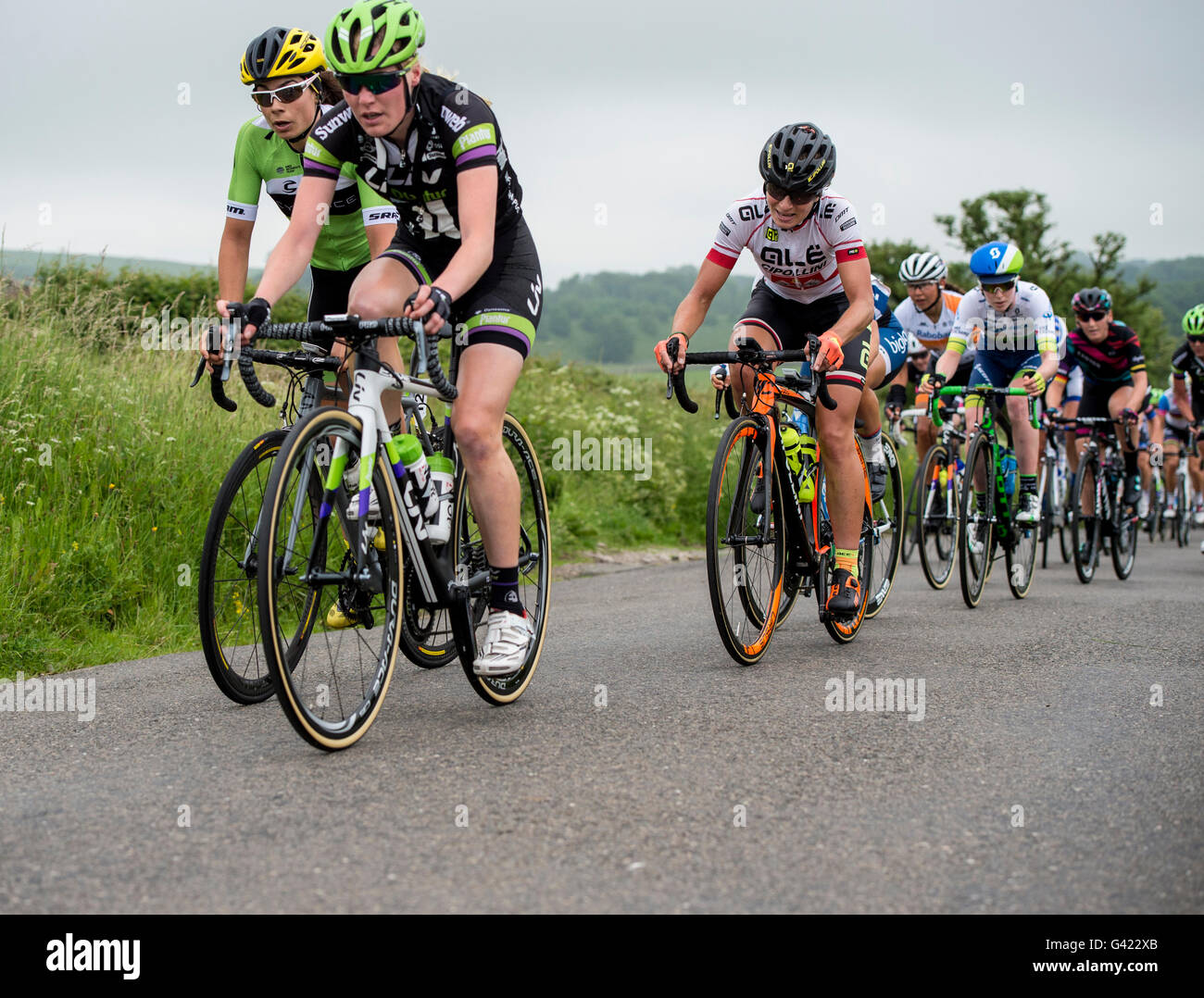 L'Aviva féminin winds son chemin à travers la région vallonnée des ruelles du Derbyshire Peak District. Le Derbyshire, Royaume-Uni. 17 Juin 2016 Banque D'Images