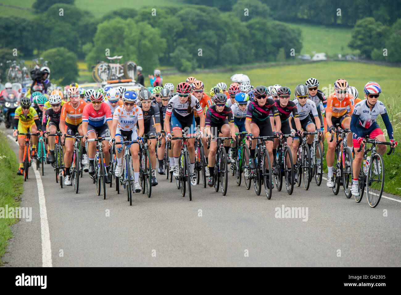 L'Aviva féminin winds son chemin à travers la région vallonnée des ruelles du Derbyshire Peak District. Le Derbyshire, Royaume-Uni. 17 Juin 2016 Banque D'Images