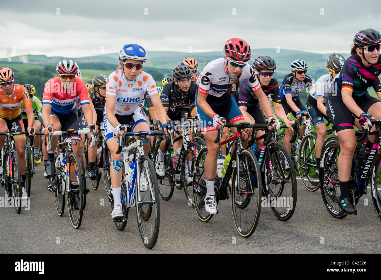 L'Aviva féminin winds son chemin à travers la région vallonnée des ruelles du Derbyshire Peak District. Le Derbyshire, Royaume-Uni. 17 Juin 2016 Banque D'Images