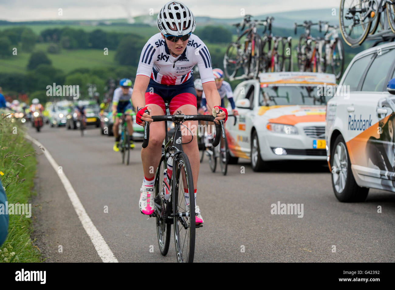 L'Aviva féminin winds son chemin à travers la région vallonnée des ruelles du Derbyshire Peak District. Le Derbyshire, Royaume-Uni. 17 Juin 2016 Banque D'Images