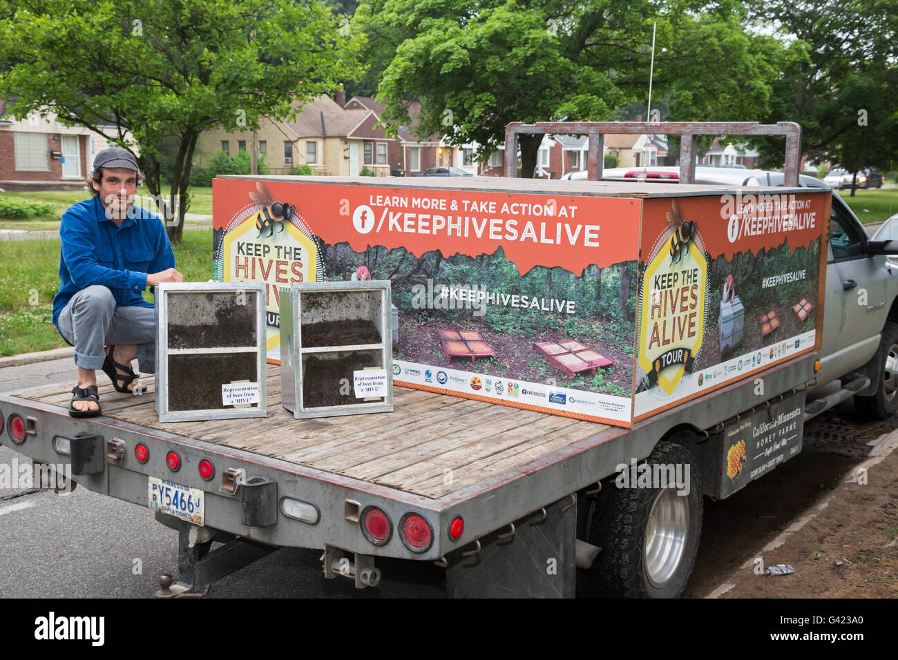 Detroit, Michigan, USA. 16 juin 2016. James Cook apiculteur montre certains des 2,5 millions d'abeilles à miel il est dans l'ensemble du camionnage aux États-Unis au cours de la garder en vie les ruches d'. La visite souligne le rôle des pesticides, particulièrement les néonicotinoïdes, pour tuer les abeilles. Le tour se rendra à la Caroline du Nord, où les pesticides Bayer fait, puis à Washington pour l'Agence de protection de l'exhorte à prendre des mesures sur les pesticides toxiques. Crédit : Jim West/Alamy Live News Banque D'Images