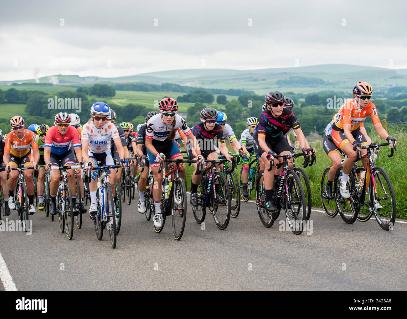 L'Aviva féminin winds son chemin à travers la région vallonnée des ruelles du Derbyshire Peak District. Le Derbyshire, Royaume-Uni. 17 Juin 2016 Banque D'Images