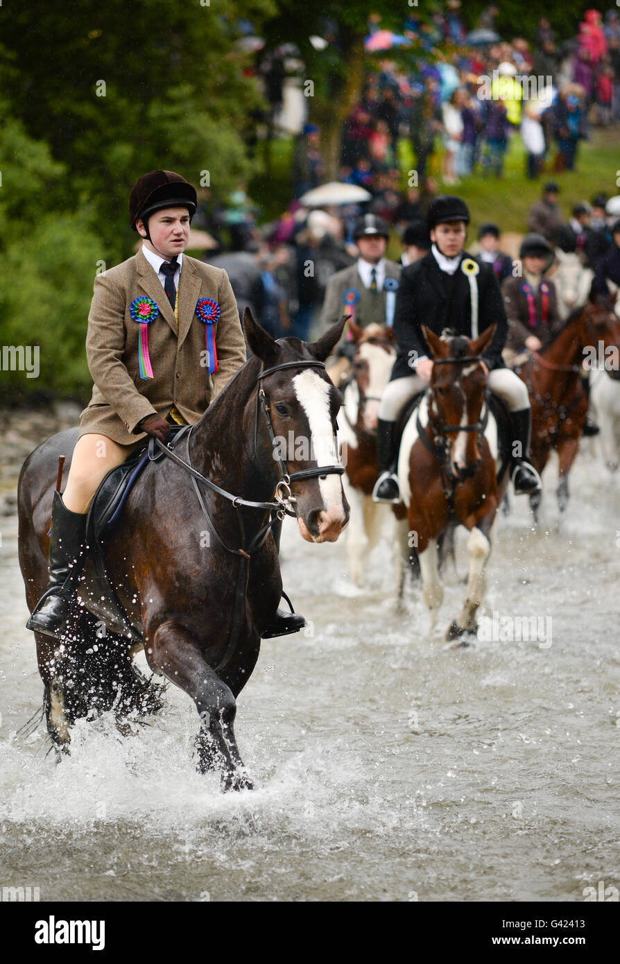 Selkirk, Scottish Borders, au Royaume-Uni. 17 juin 2016. Commune de Selkirk Équitation a lieu le deuxième vendredi après le premier lundi de juin circonscription commune Selkirk commémore comment, après la désastreuse bataille de Flodden en 1513, à partir de la quatre-vingt hommes qui quittèrent la ville, un seul - Fletcher - revinrent avec un drapeau anglais capturés. La légende raconte qu'il a chassé le drapeau sur la tête pour indiquer que tous les autres hommes de Selkirk ont été coupés. Crédit : Jim Gibson/Alamy Live News Banque D'Images