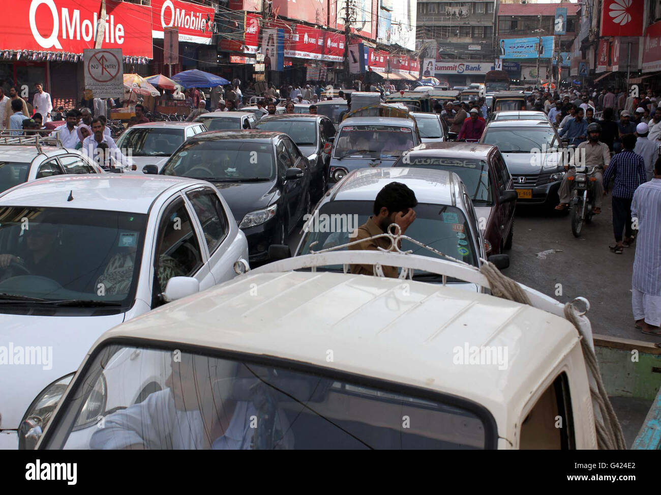 Un très grand nombre de moteurs sont coincés dans la grille en raison de véhicule stationné dans une zone de stationnement interdit, à Abdullah Haroon Road à Karachi le vendredi 17 juin, 2016. Banque D'Images