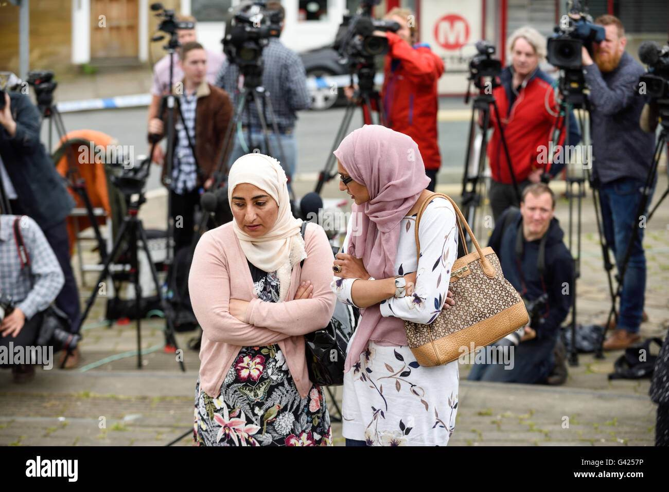 Birstall, Yorkshire, UK. 17 Juin, 2016. Le premier ministre David Cameron et Jeremy Corbyn visiter le Yorkshire ville de marché de Birstall cet après-midi pour rendre hommage au député de Batley et spen Jo Cox, qui a été assassiné hier après-midi(16/06/16) par un seul attaquant . Les rues étaient bordées de personnes ont également assisté à la petit service, fleurs et hommages arrivent tous les jours pour les populaires MP . Crédit : Ian Francis/Alamy Live News Banque D'Images