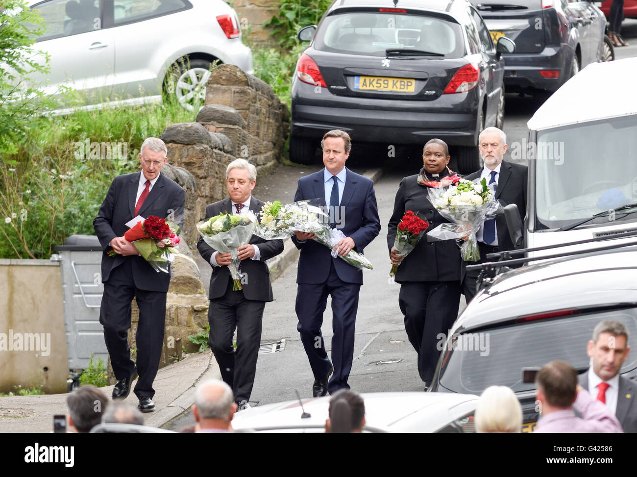 Birstall, Yorkshire, UK. 17 Juin, 2016. Le premier ministre David Cameron et Jeremy Corbyn visiter le Yorkshire ville de marché de Birstall cet après-midi pour rendre hommage au député de Batley et spen Jo Cox, qui a été assassiné hier après-midi(16/06/16) par un seul attaquant . Les rues étaient bordées de personnes ont également assisté à la petit service, fleurs et hommages arrivent tous les jours pour les populaires MP . Crédit : Ian Francis/Alamy Live News Banque D'Images