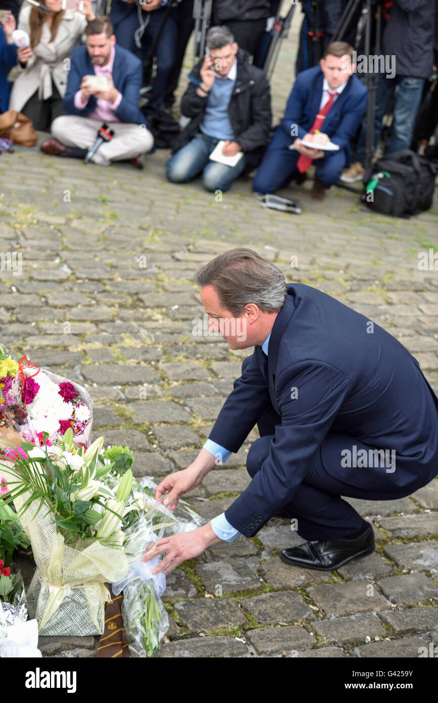 Birstall, Yorkshire, UK. 17 Juin, 2016. Le premier ministre David Cameron et Jeremy Corbyn visiter le Yorkshire ville de marché de Birstall cet après-midi pour rendre hommage au député de Batley et spen Jo Cox, qui a été assassiné hier après-midi(16/06/16) par un seul attaquant . Les rues étaient bordées de personnes ont également assisté à la petit service, fleurs et hommages arrivent tous les jours pour les populaires MP . Crédit : Ian Francis/Alamy Live News Banque D'Images